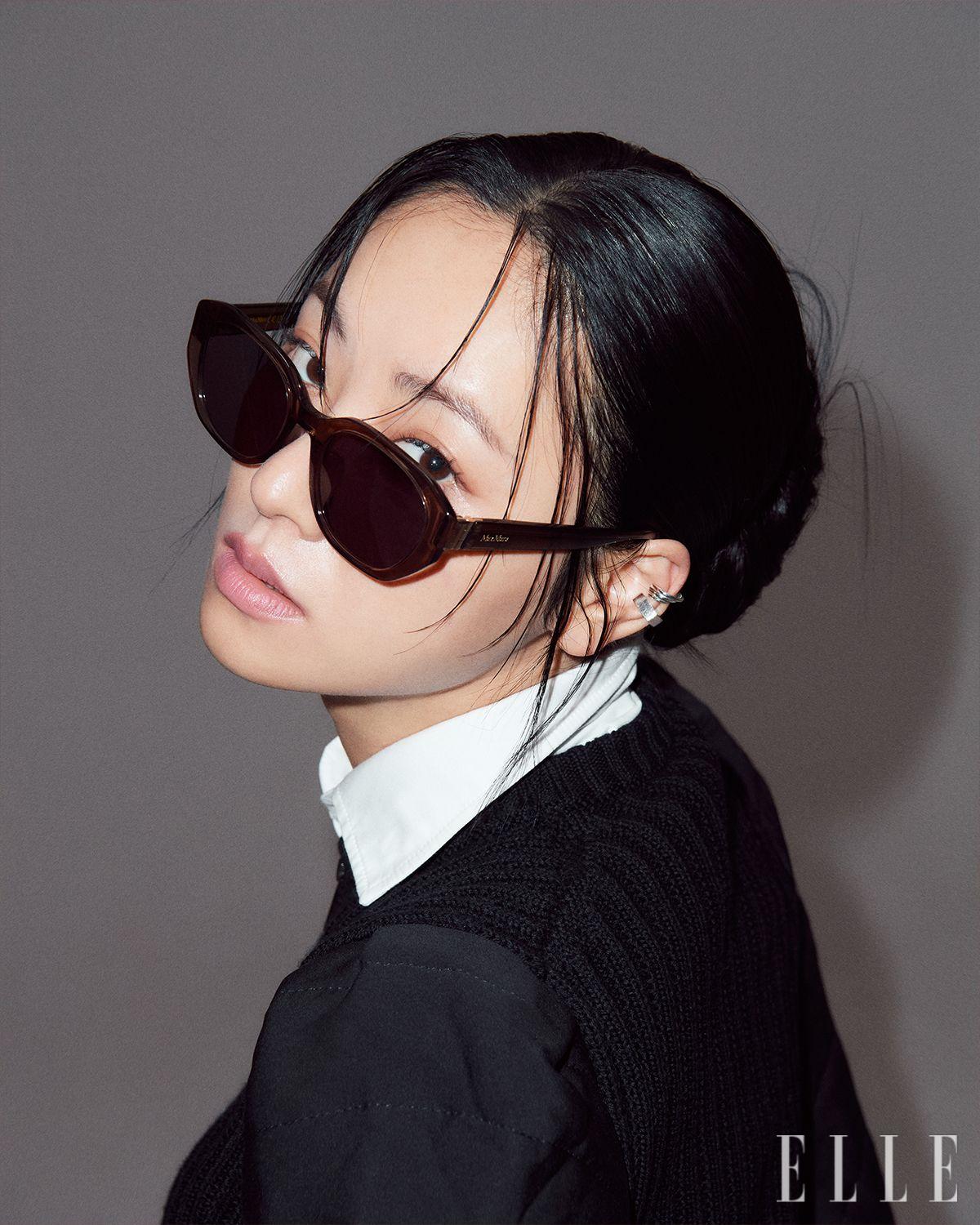 로고 디테일의 ‘MM-0156-K’ 선글라스는 37만원대 Max Mara Eyewear by DK. 화이트 셔츠와 블랙 재킷은 모두 MaxMara. 이어링커프는 스타일리스트 소장품.