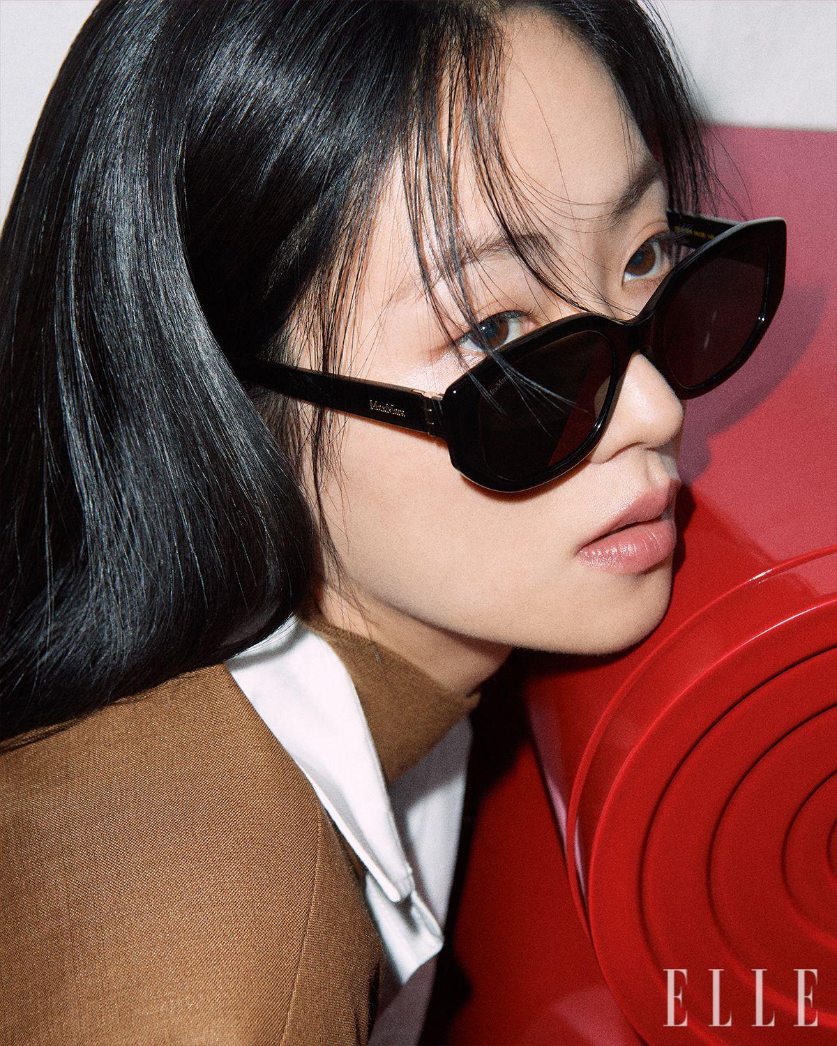 시크한 디자인의 ‘MM-0152-K’ 선글라스는 38만원대 Max Mara Eyewear by DK. 화이트 셔츠와 캐멀 재킷은 MaxMara.