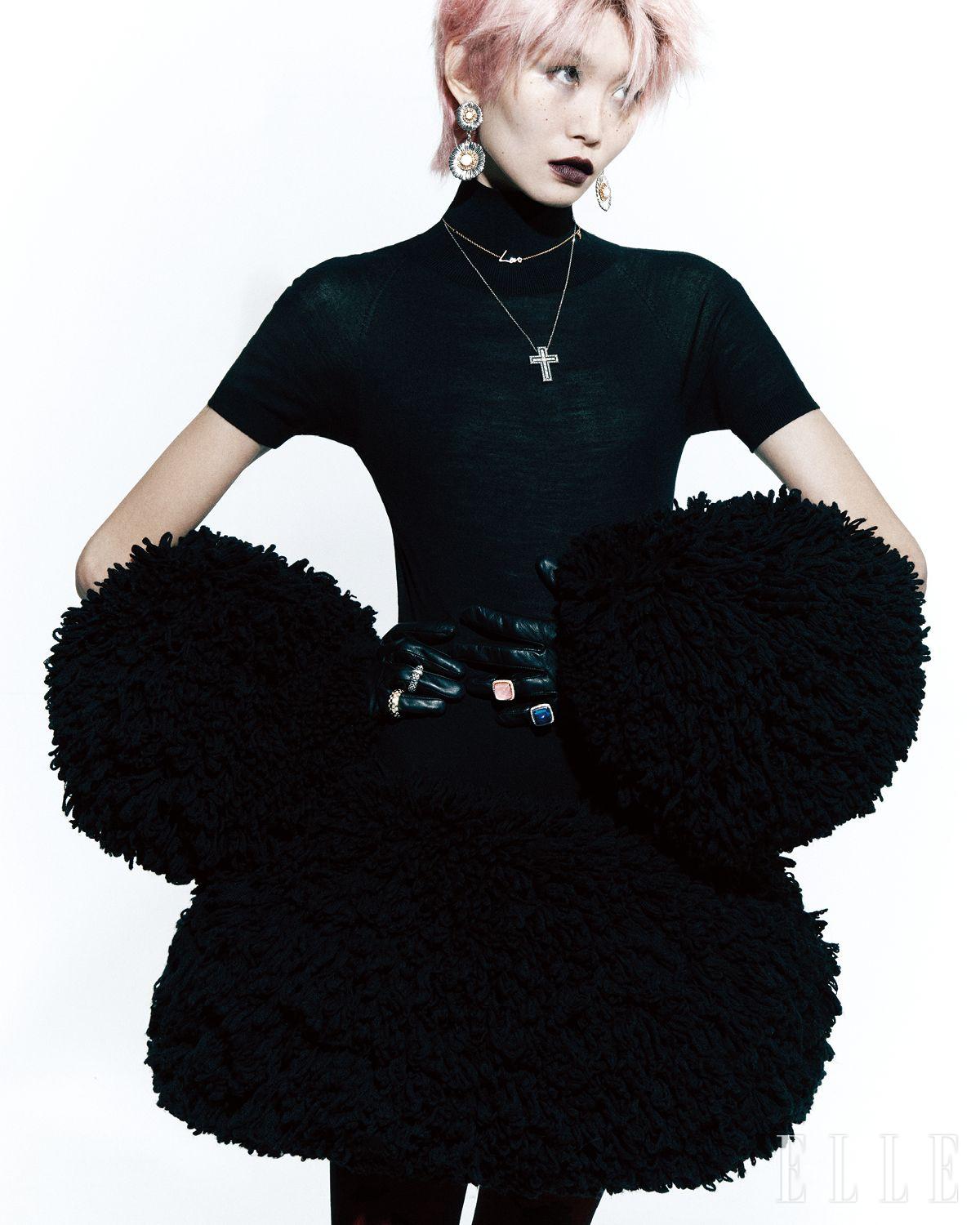 보디수트와 미니스커트, 핸드 워머, 글러브는 가격 미정, 모두 Alaïa.