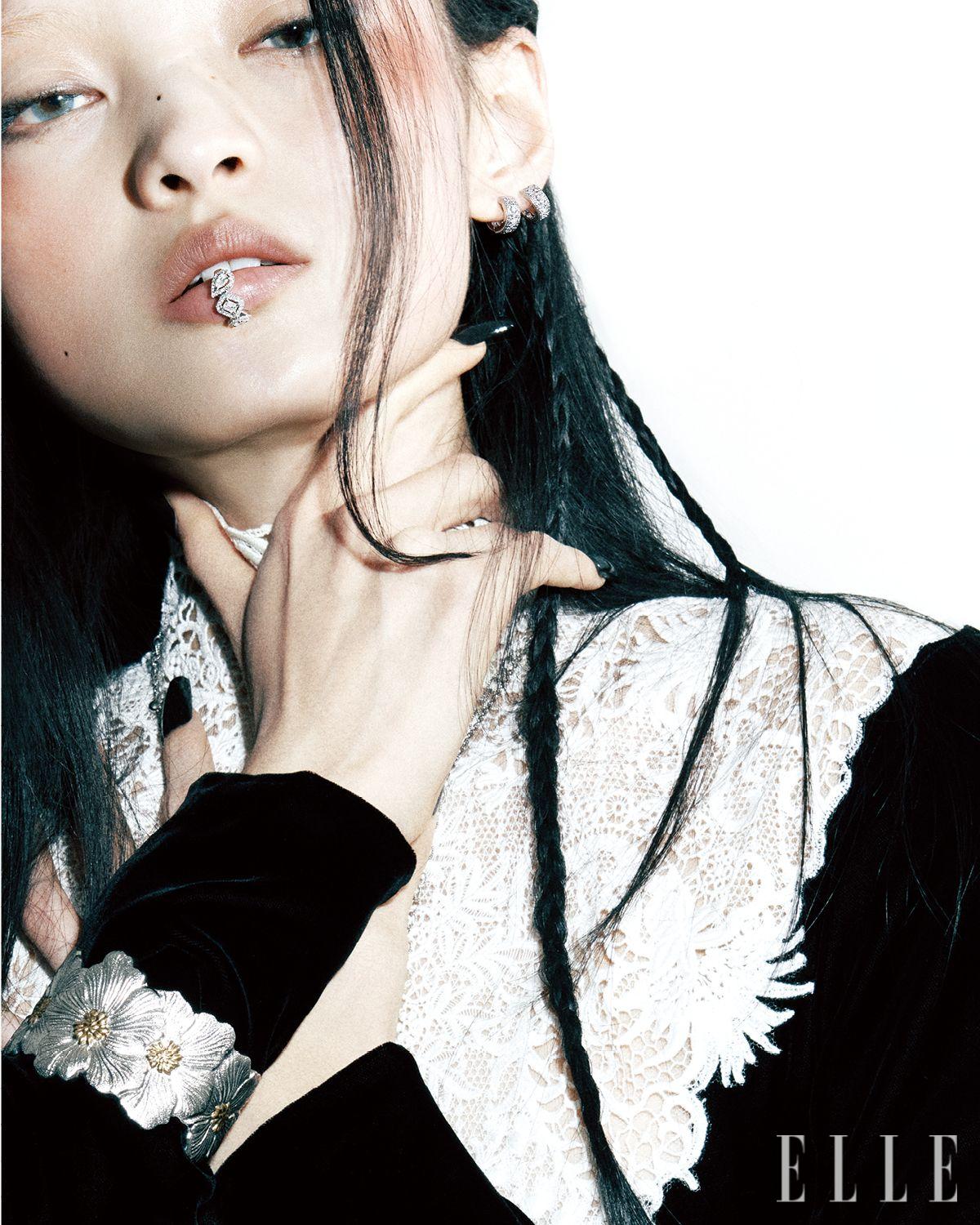 레이스 칼라 디테일의 벨벳 드레스는 가격 미정, Dior.