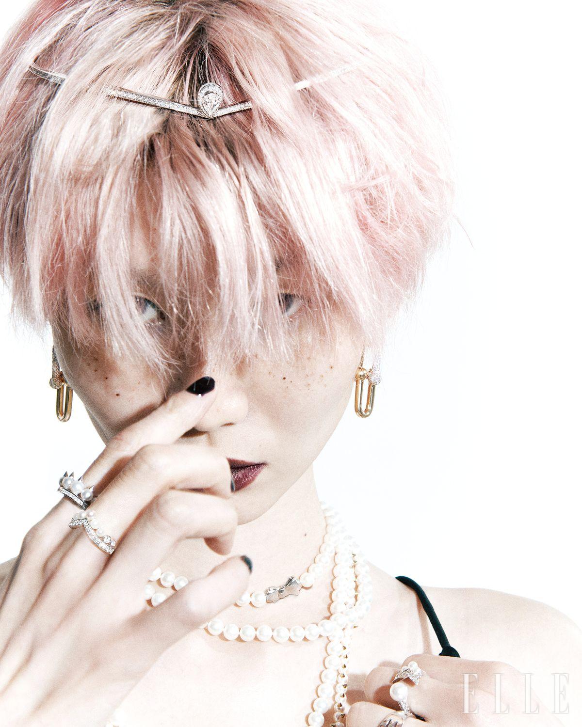 뷔스티에 드레스는 가격 미정, Marc Jacobs.