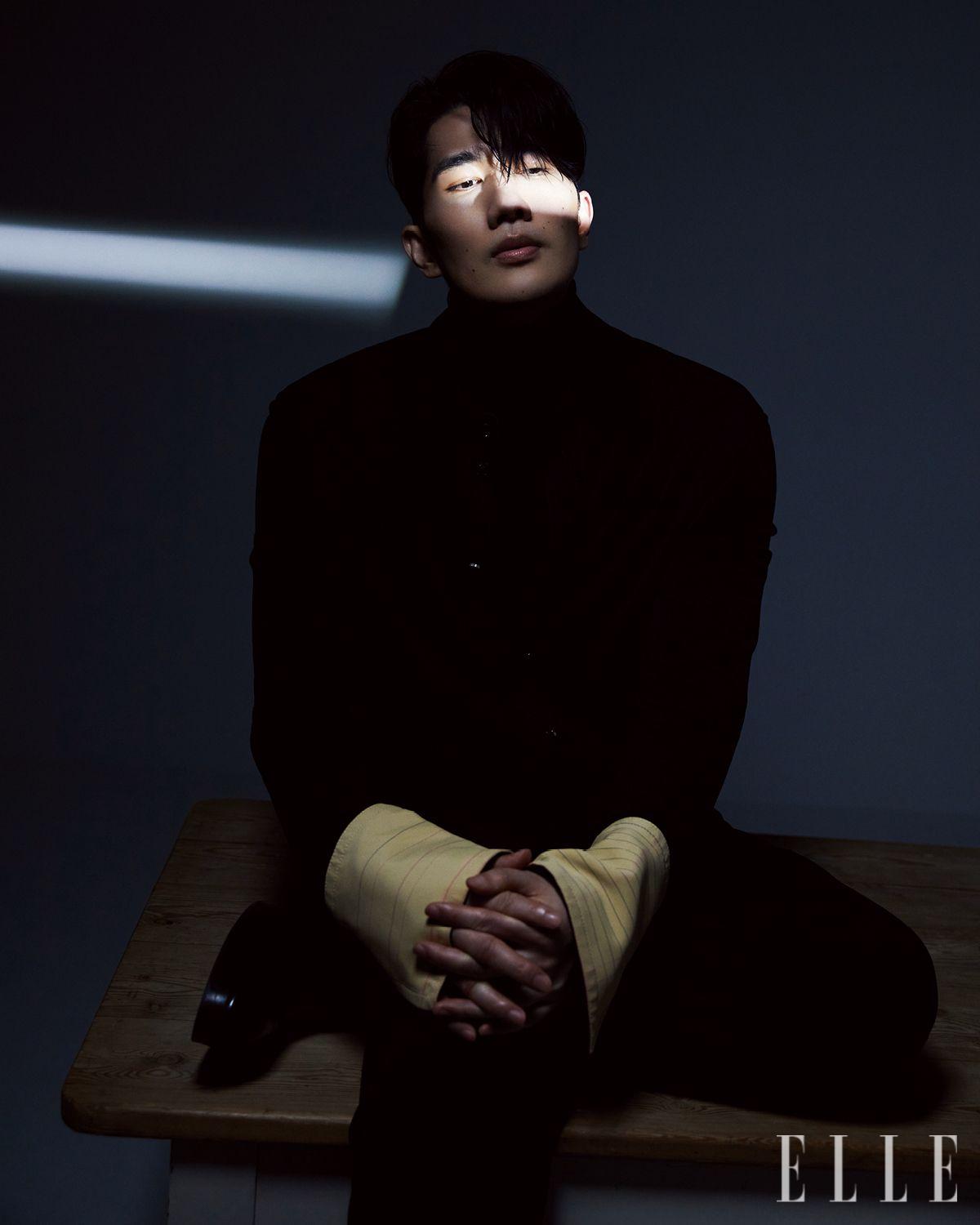 블랙 셔츠와 블랙 팬츠, 슈즈는 모두 Bottega Veneta.