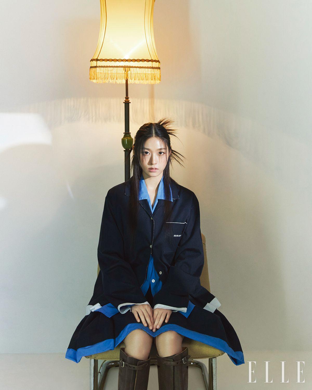 블루 셔츠와 네이비 셔츠, 네이비 스커트, 부츠는 모두 Miu Miu.
