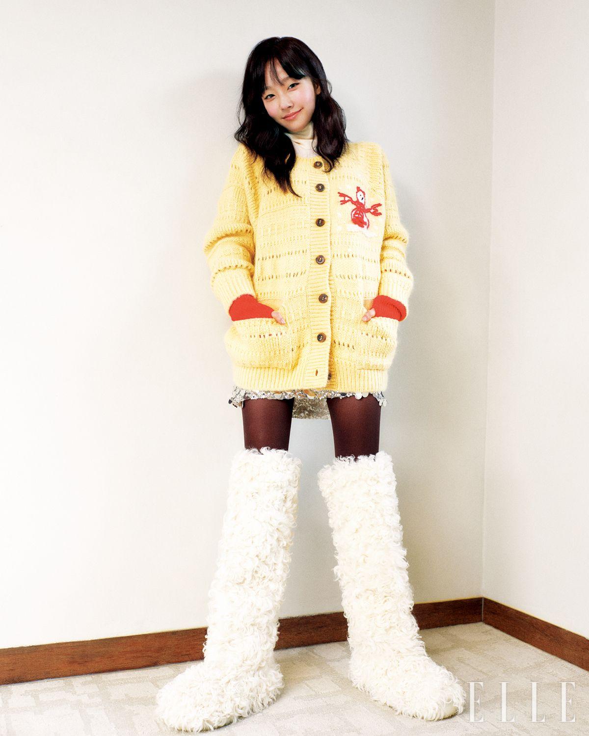 아이보리 터틀넥과 시어링 부츠는 모두 Moncler Collection. 벌키 카디건은 Nancyboo. 스팽글 스커트와 핸드 워머, 스타킹은 스타일리스트 소장품.