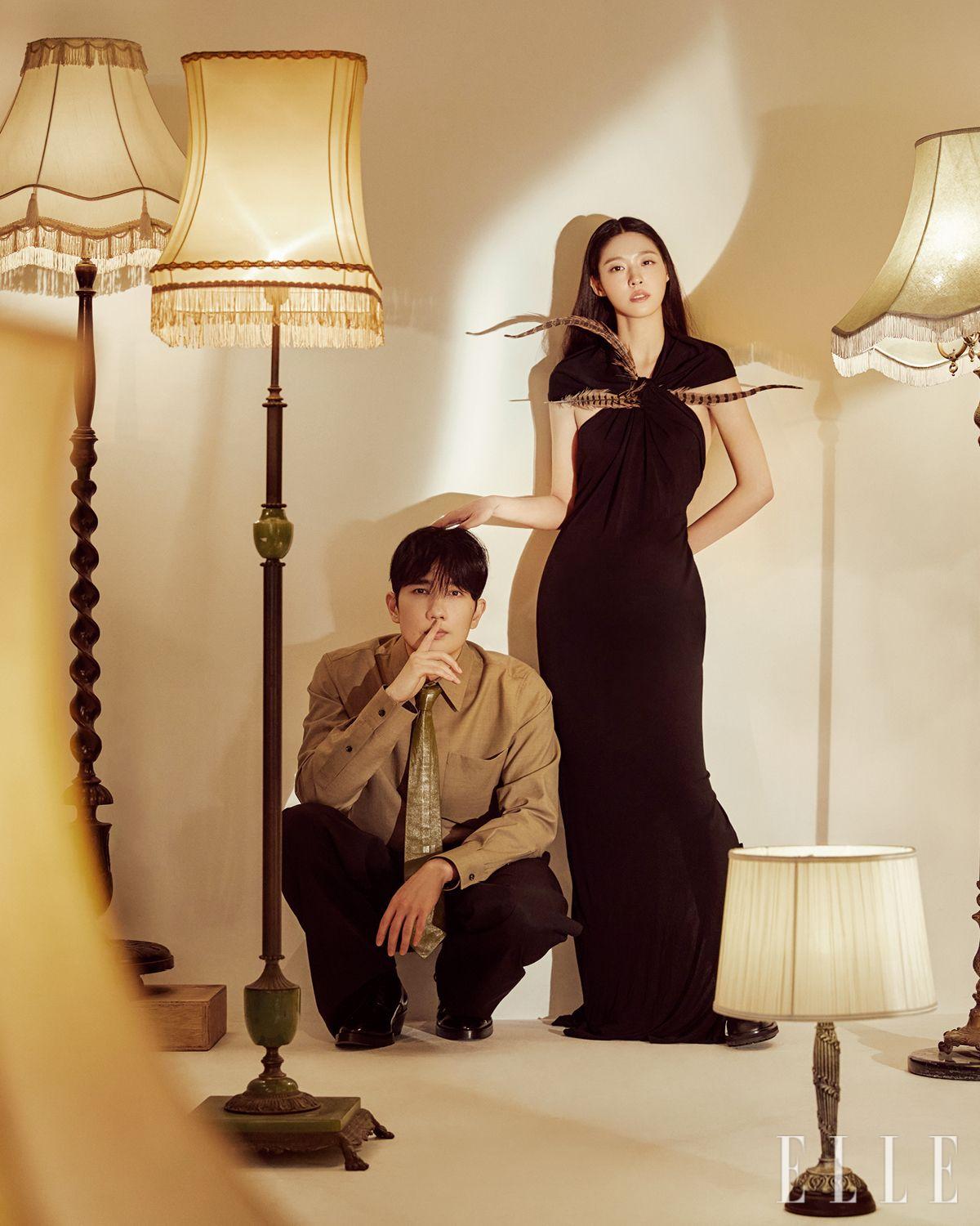 엄태구가 입은 셔츠와 레더 타이, 슈즈는 모두 Bottega Veneta. 설현이 입은 깃털 장식의 홀터넥 드레스는 Loewe. 부츠는 Jimmy Choo.