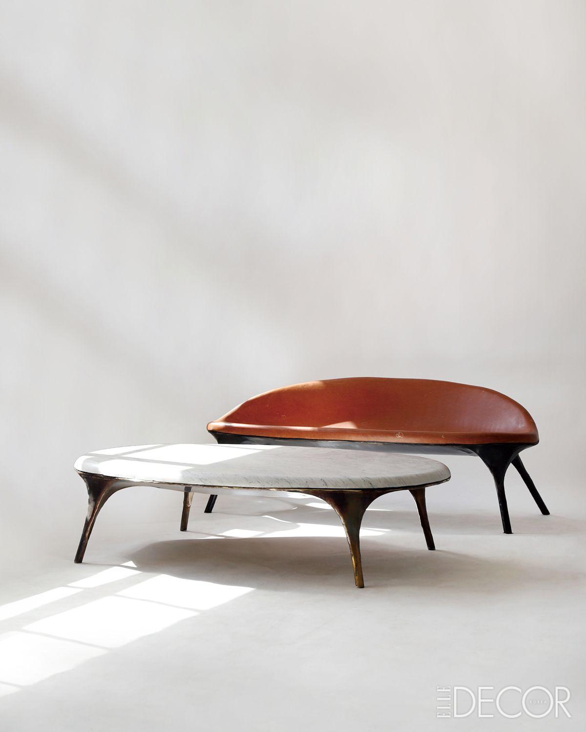 레드 트래버틴과 철을 결합해 만든 ‘레드소파(Redsofa)’와 ‘마블 테이블(Marble Table)’.