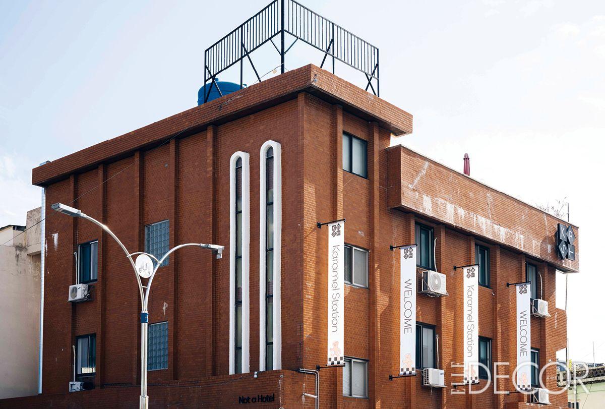 (왼쪽 위부터 시계 방향으로) 조승연 대표가 밀크 캐러멜을 떠올렸다는 호텔 카라멜의 외관. 외관 창문의 소재와 형태에서 시간 흐름이 느껴진다. 레트로풍의 소파와 2층으로 이어지는 계단이 조화롭다. 호텔 카라멜의 입구와 이어지는 1층 카페.
