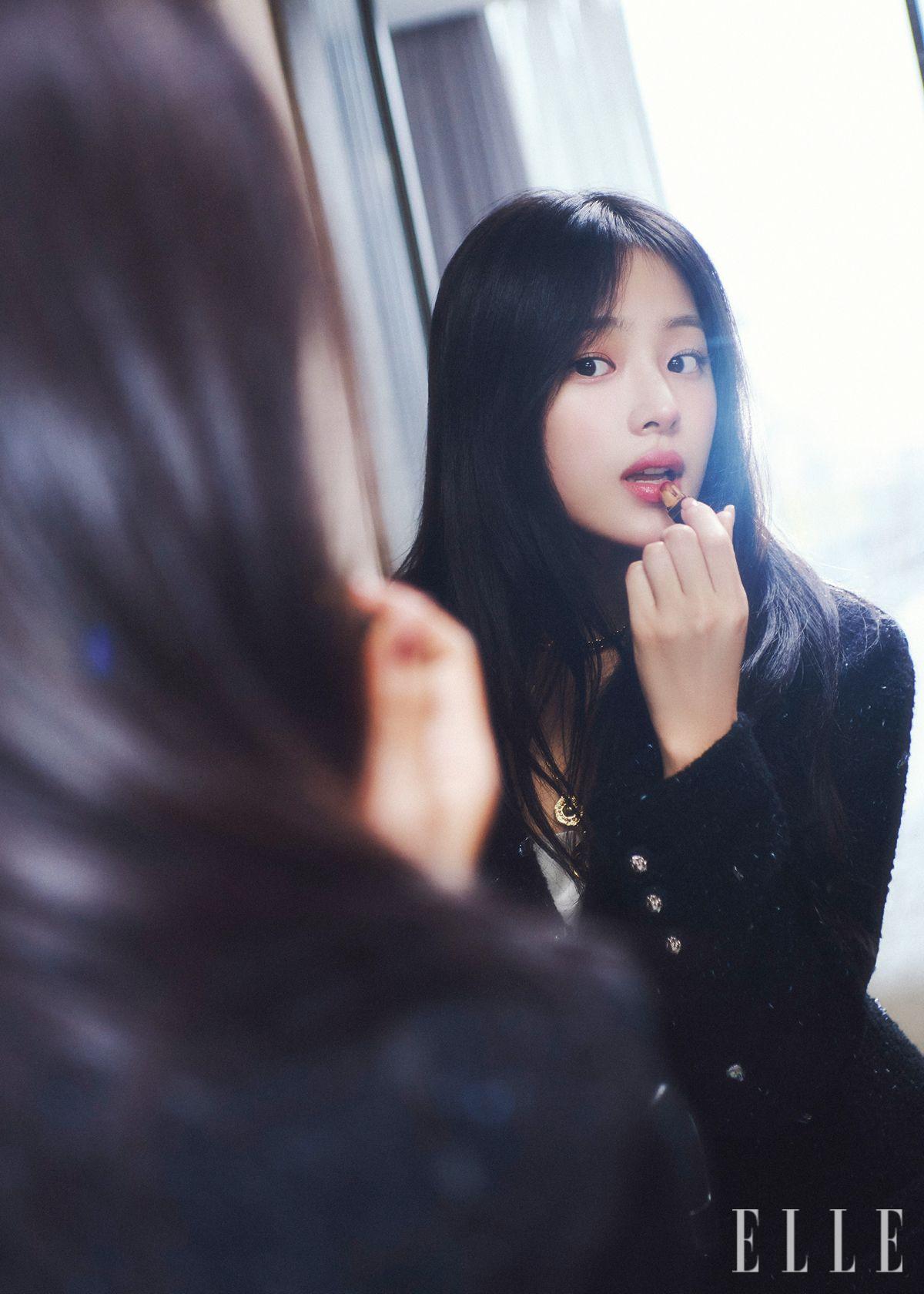 마지막 메이크업 터치 중인 민지. 
