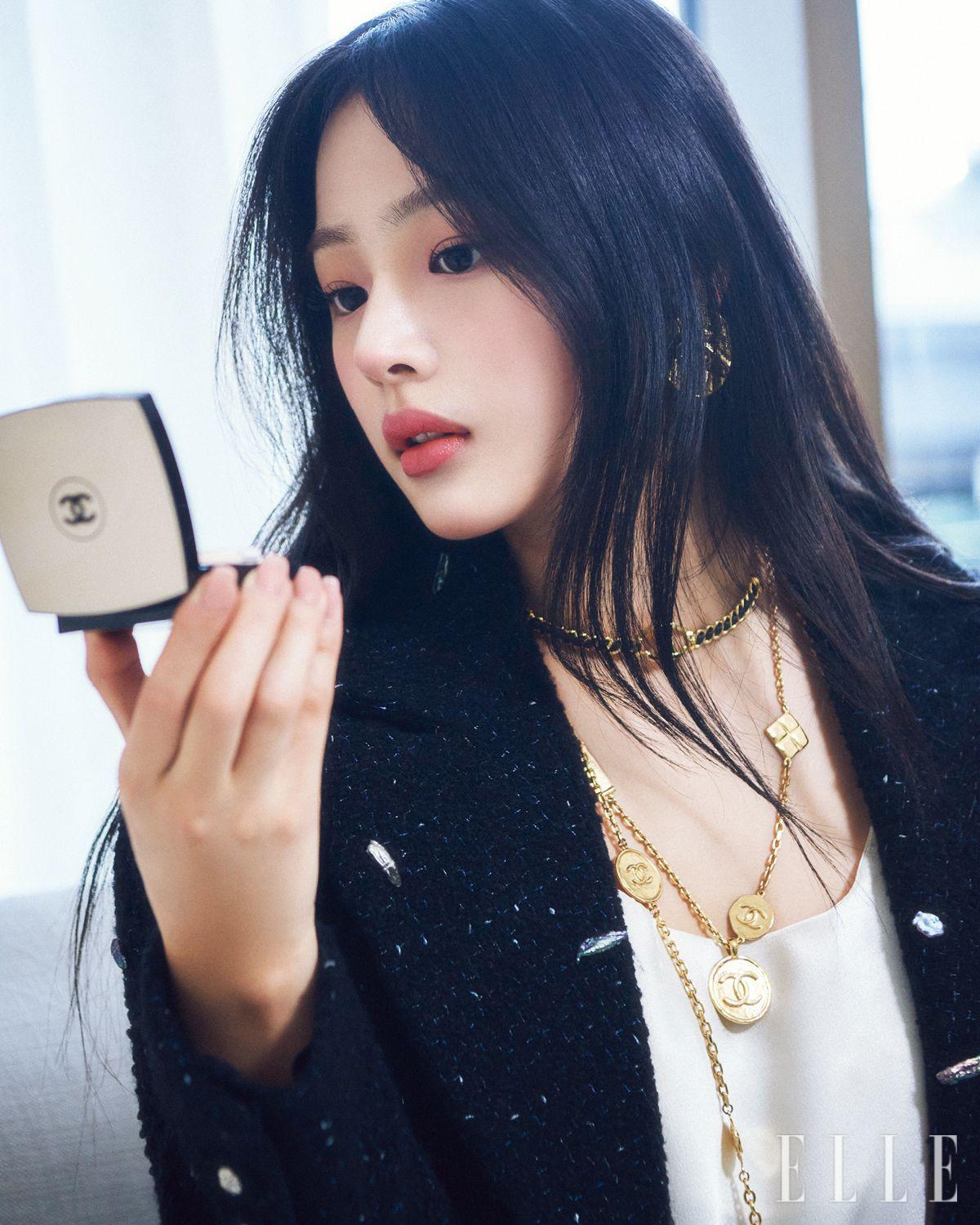 마지막 메이크업 터치 중인 민지. 