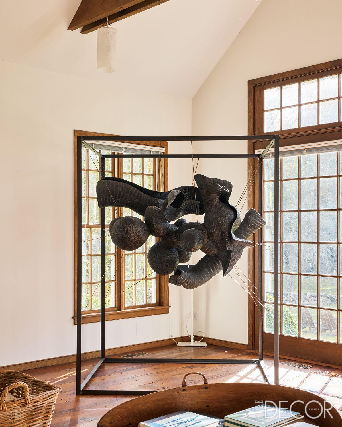 거실 한편에 자리한 존 배의 작품 ‘Untitled’(1971). 