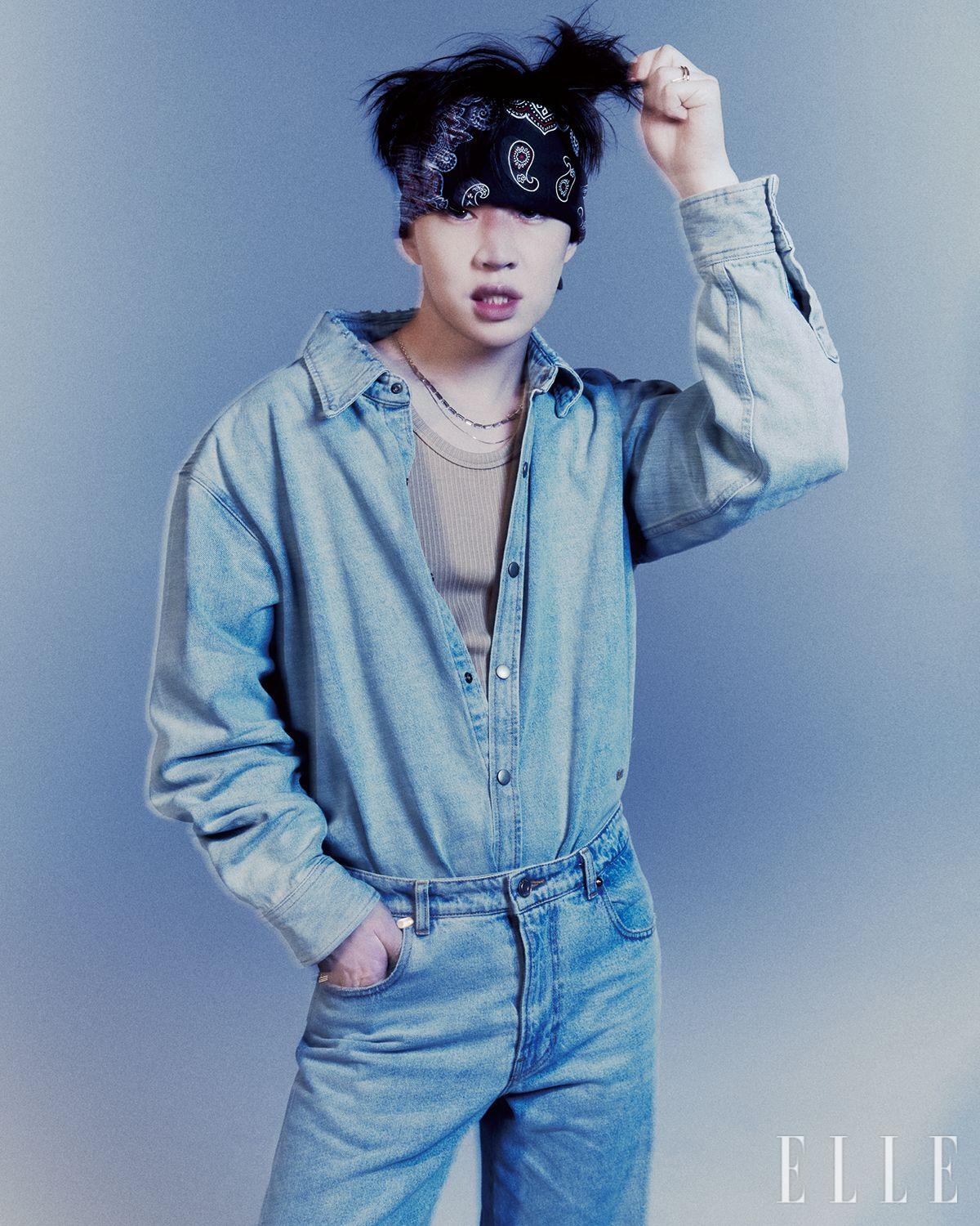 데님 셔츠와 팬츠, 이너 웨어로 입은 베이지 슬리브리스는 모두 Recto. 반다나와 네크리스는 모두 스타일리스트 소장품.