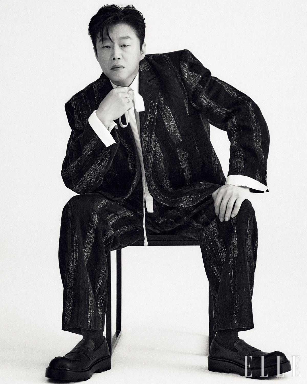 스트라이프 수트와 베스트 세트업은 모두 Eenk. 셔츠는 스타일리스트 소장품. 로퍼는 Prettoe. 반지는 Trencadism.