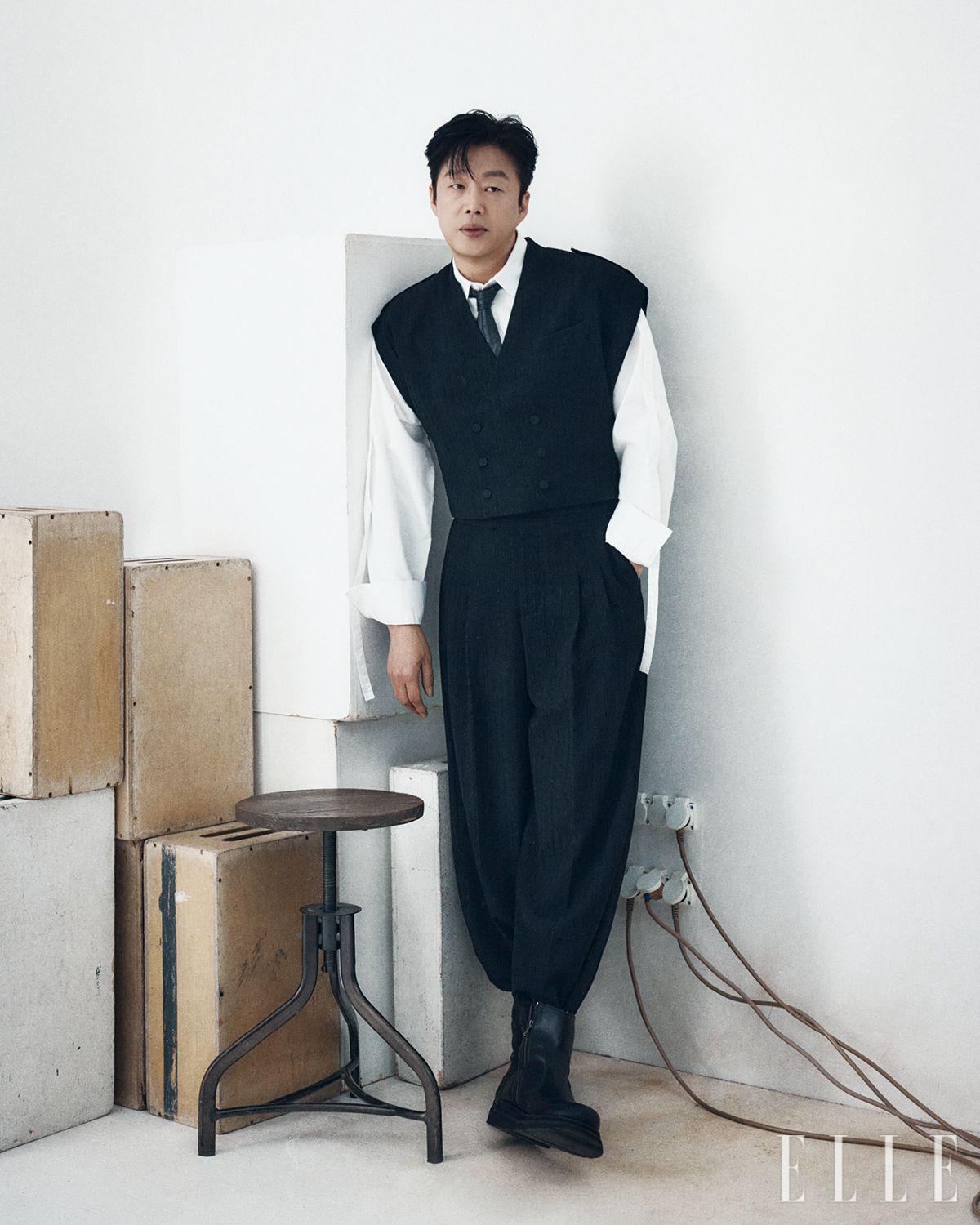 베스트와 팬츠 세트업은 모두 Wala Design Lab. 셔츠와 부츠는 모두 스타일리스트 소장품.