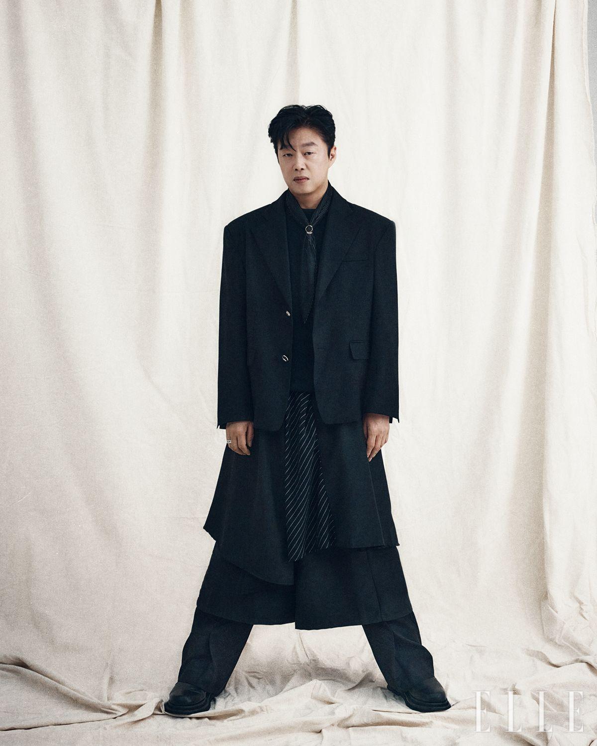 블랙 수트는 Wooalong. 드레이프 셔츠와 팬츠는 모두 Dr. Shien. 부츠와 스카프는 모두 스타일리스트 소장품. 링은 Trencadism.