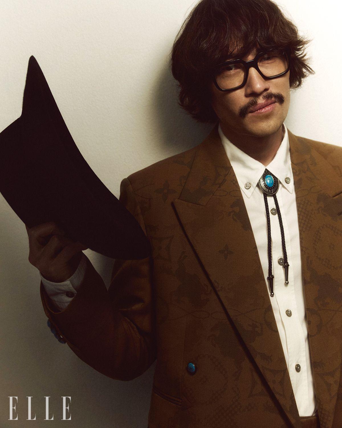 자카르 더블 재킷과 클래식 셔츠, 웨스턴 햇, 볼로 타이는 모두 Louis Vitton. 