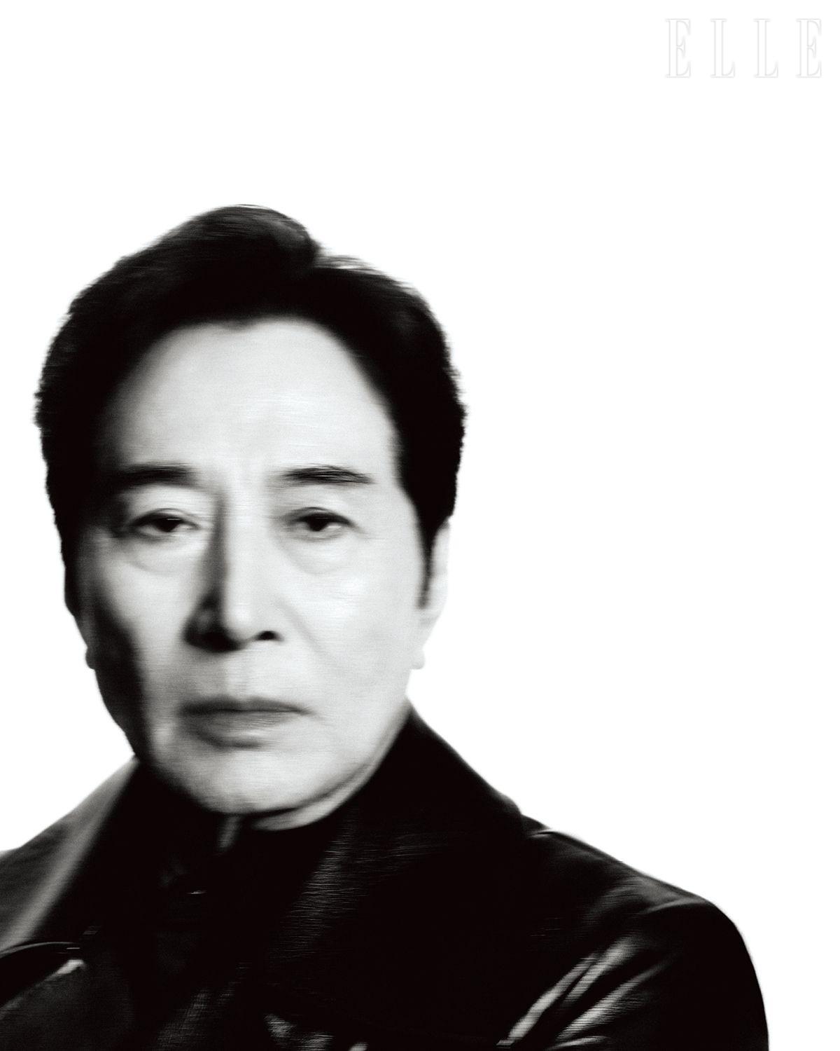 레더 트렌치코트는 Qui. 이너 웨어 셔츠는 Wala Design Lab. 