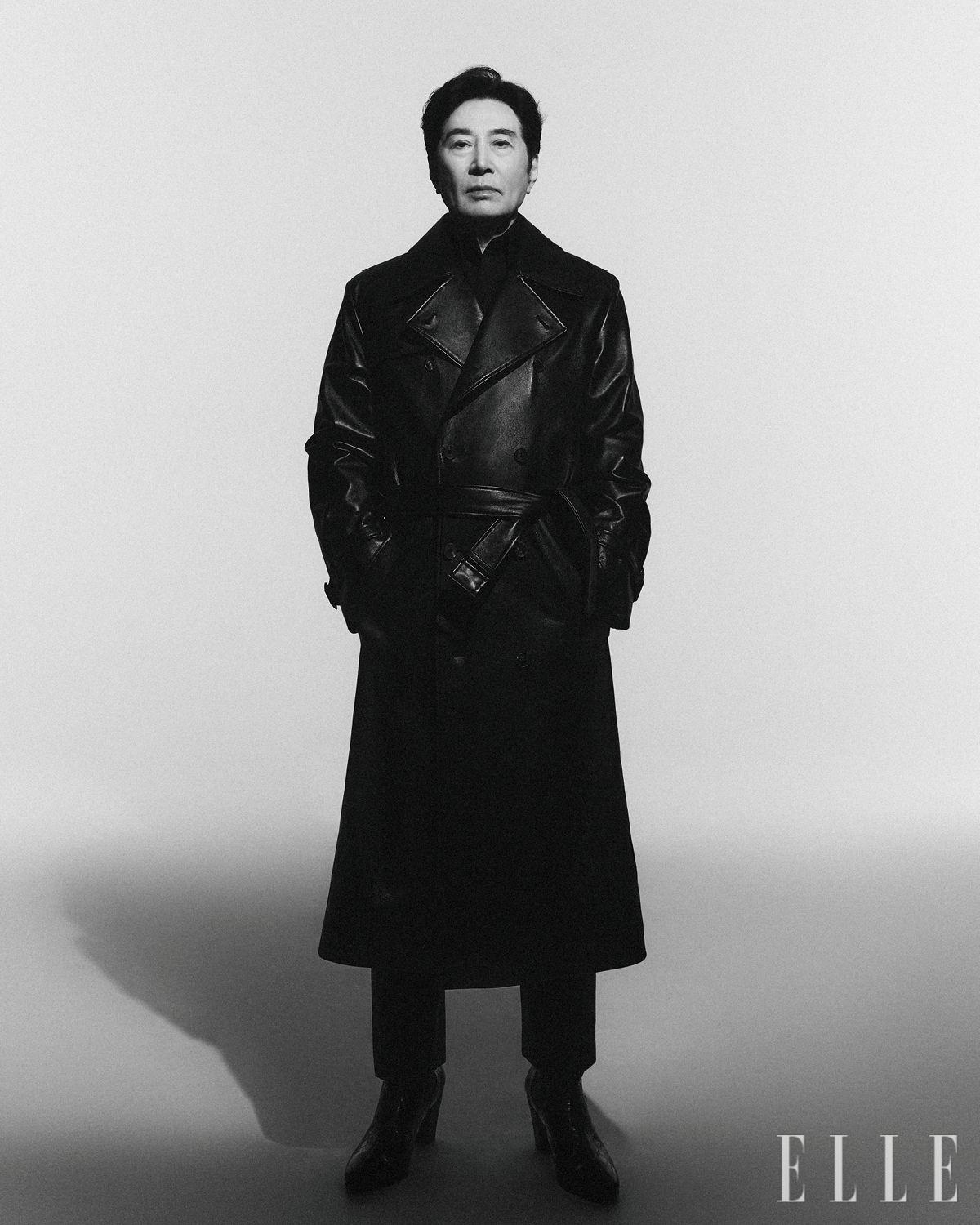 레더 트렌치코트는 Qui. 팬츠는 Wala Design Lab. 하이힐 앵클부츠는 Lemeteque. 