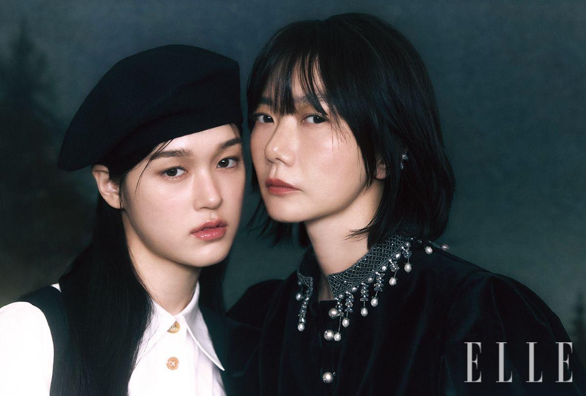 배두나가 입은 주얼리 장식의 재킷과 이어링은 모두 Dior. 이수현이 입은 셔츠 블라우스와 베스트는 모두 Vivienne Westwood. 베레는 스타일리스트 소장품. 