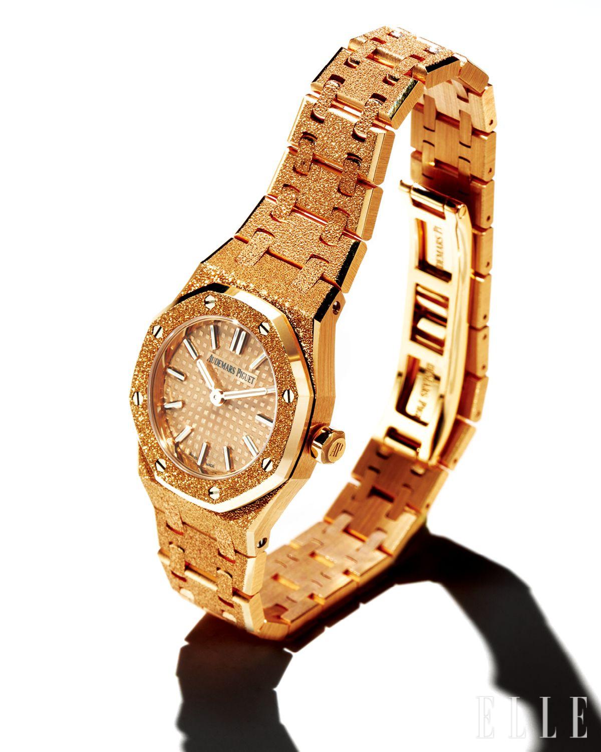 23mm 사이즈의 로열 오크 미니 프로스티드 골드 쿼츠 워치는 5천21만원, Audemars Piguet.