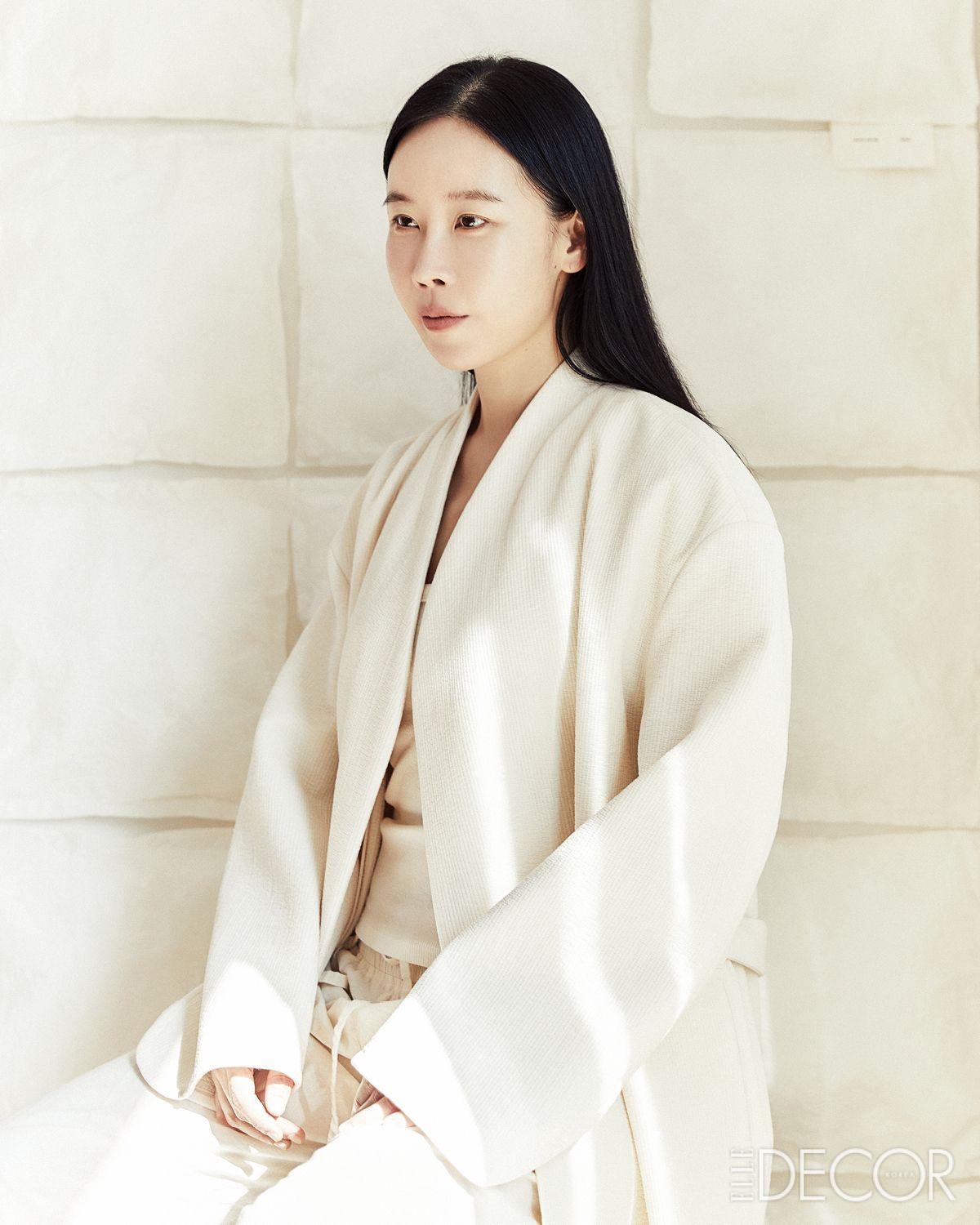 ‘소백 누비 로브 재킷’을 입고 있는 박민아 대표. 