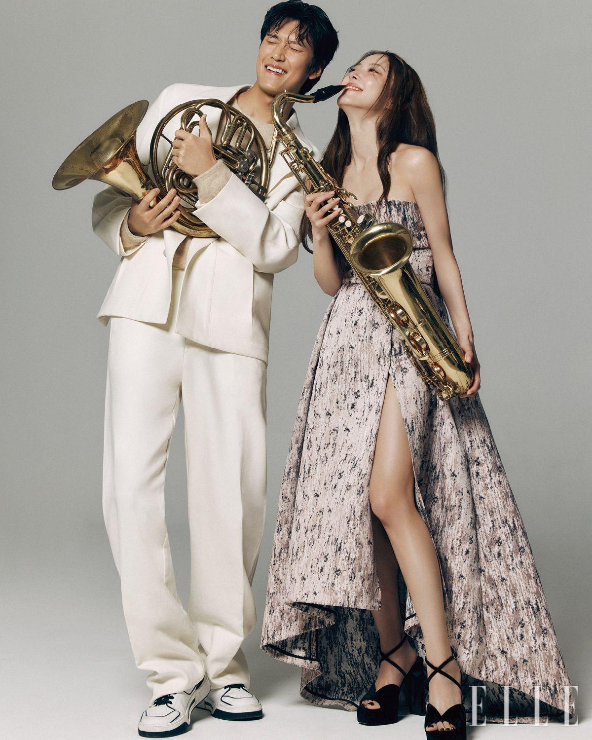 나인우가 입은 흰색 수트와 니트는 모두 Zegna. 슈즈는 Dolce & Gabanna. 이세영이 입은 자카르 드레스는 Lee y. Lee y. 플랫폼 스트랩 힐은 Jimmy Choo.