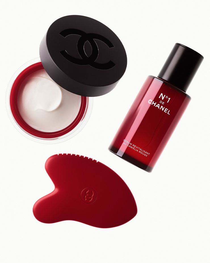 (위부터 시계 방향으로) N°1 DE CHANEL 레드 까멜리아 크림과 세럼, 그리고 마사지 액세서리.