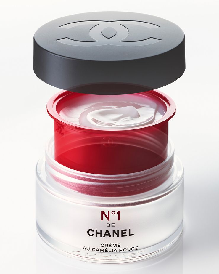 첫 단계 안티에이징 크림인 N°1 DE CHANEL 레드 까멜리아 크림.