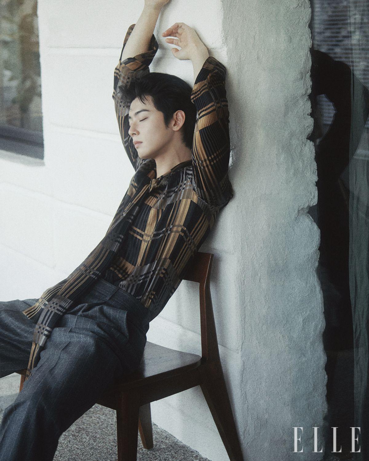 실크 셔츠, 울 하이웨이스트 팬츠, 울 라발리에르는 모두 Saint Laurent by Anthony Vaccarello.