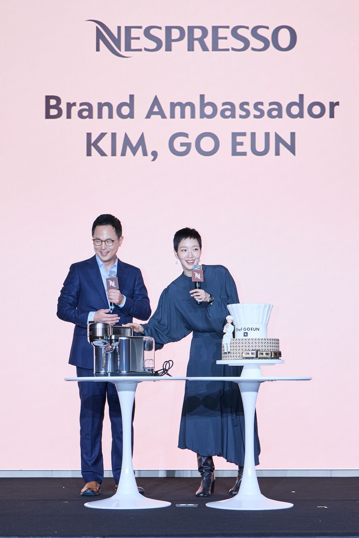 네스프레소 코리아 박성용 대표와 브랜드 앰배서더 김고은.