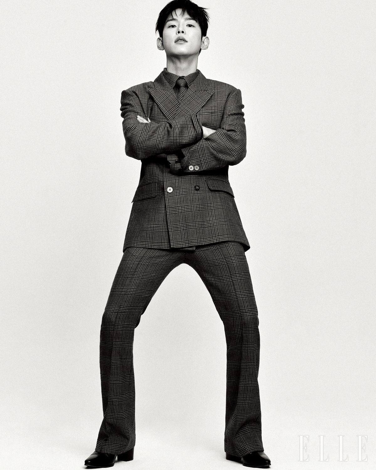 체크 패턴의 셔츠와 타이, 재킷, 팬츠는 모두 Ernest W. Baker by 10 Corso Como Seoul. 블랙 앵클 슈즈는 Saint Laurent by Anthony Vaccarello.