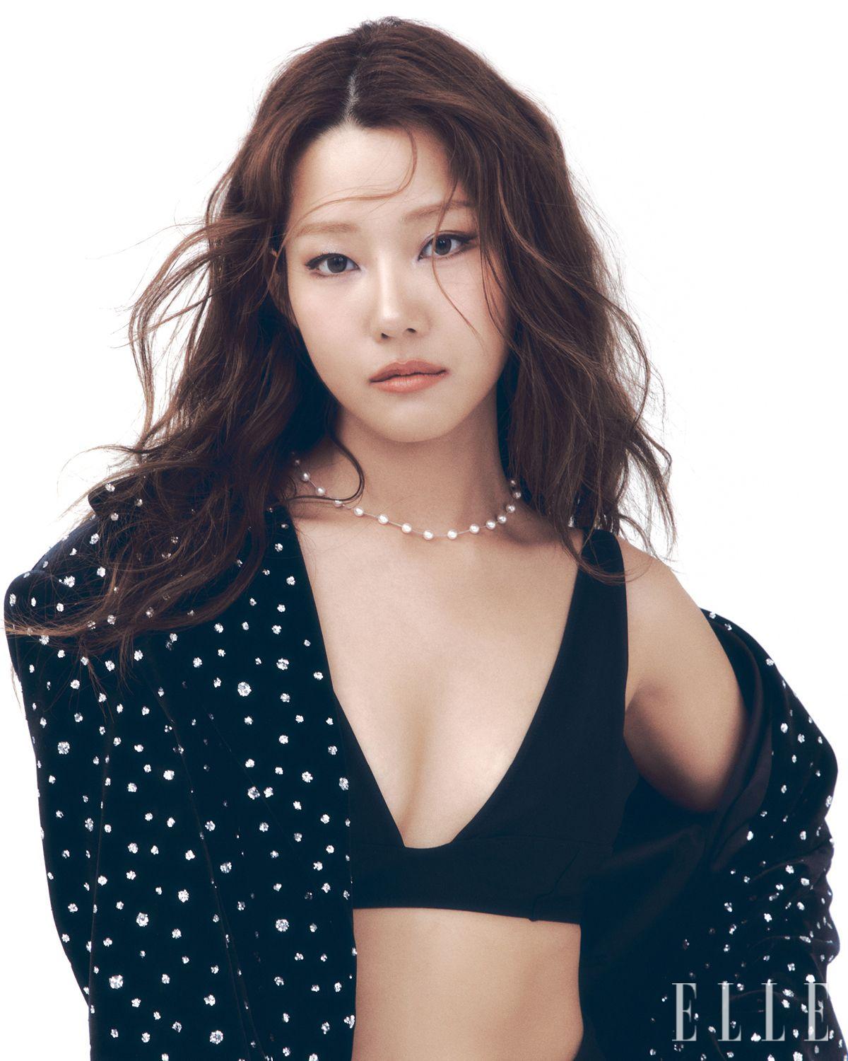 지연이 입은 재킷은 Eenk. 톱은 스타일리스트 소장품