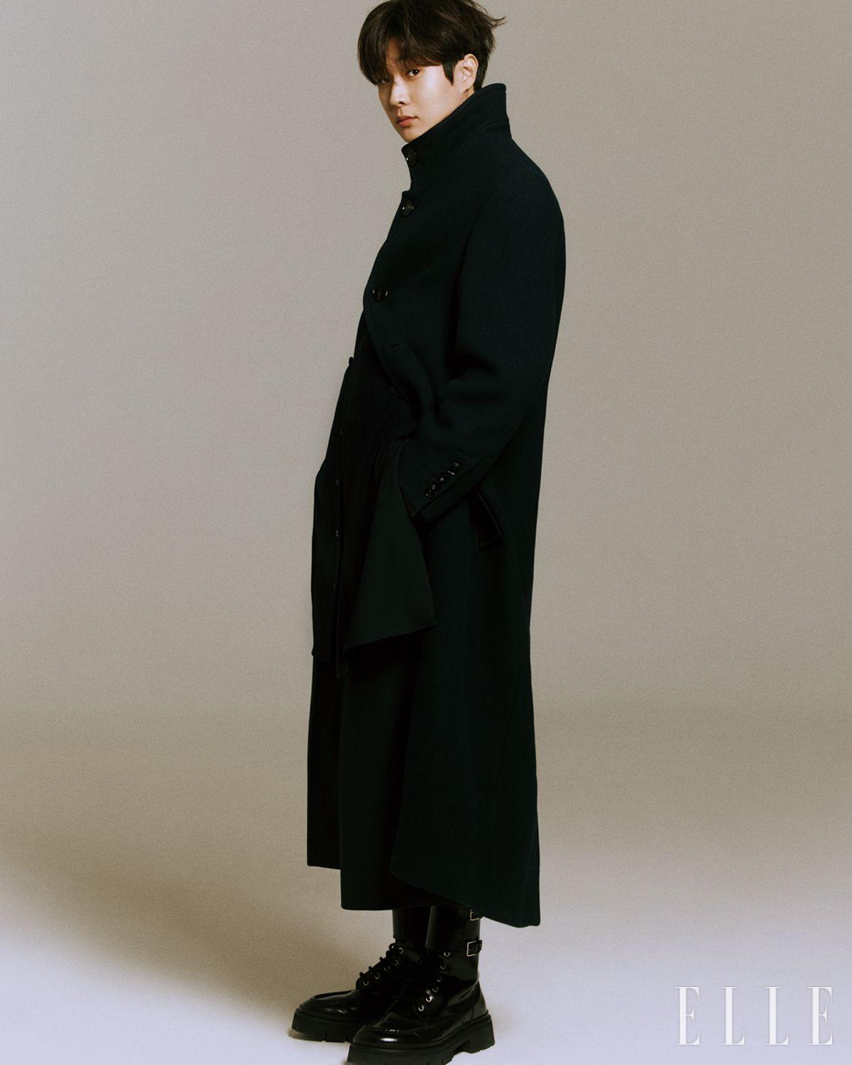 네이비 코트와 롱 셔츠, 네이비 팬츠, 블랙 버클 부츠는 모두 Ami. 