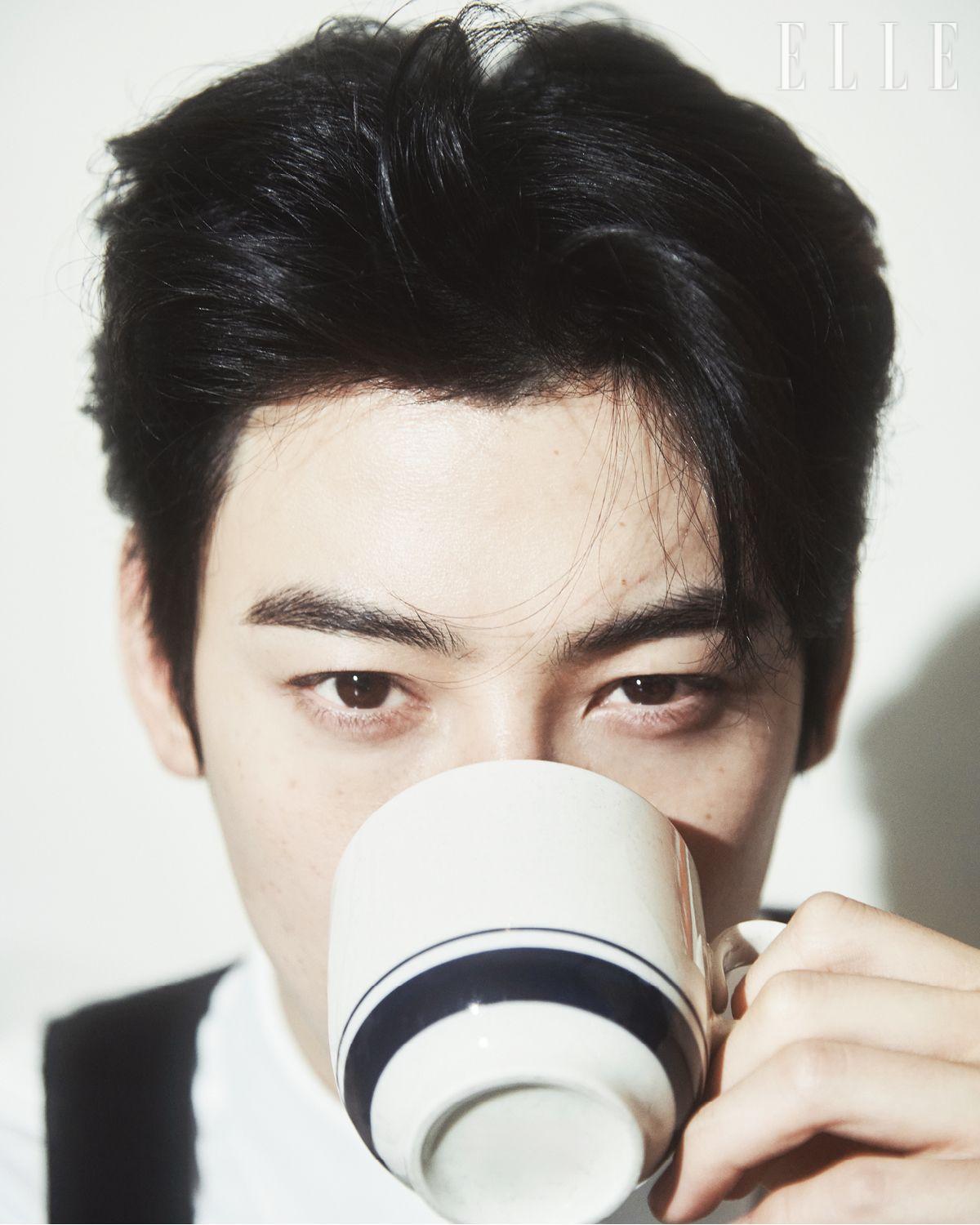 니트 탱크톱과 화이트 셔츠는 모두 Saint Laurent by Anthony Vaccarello.