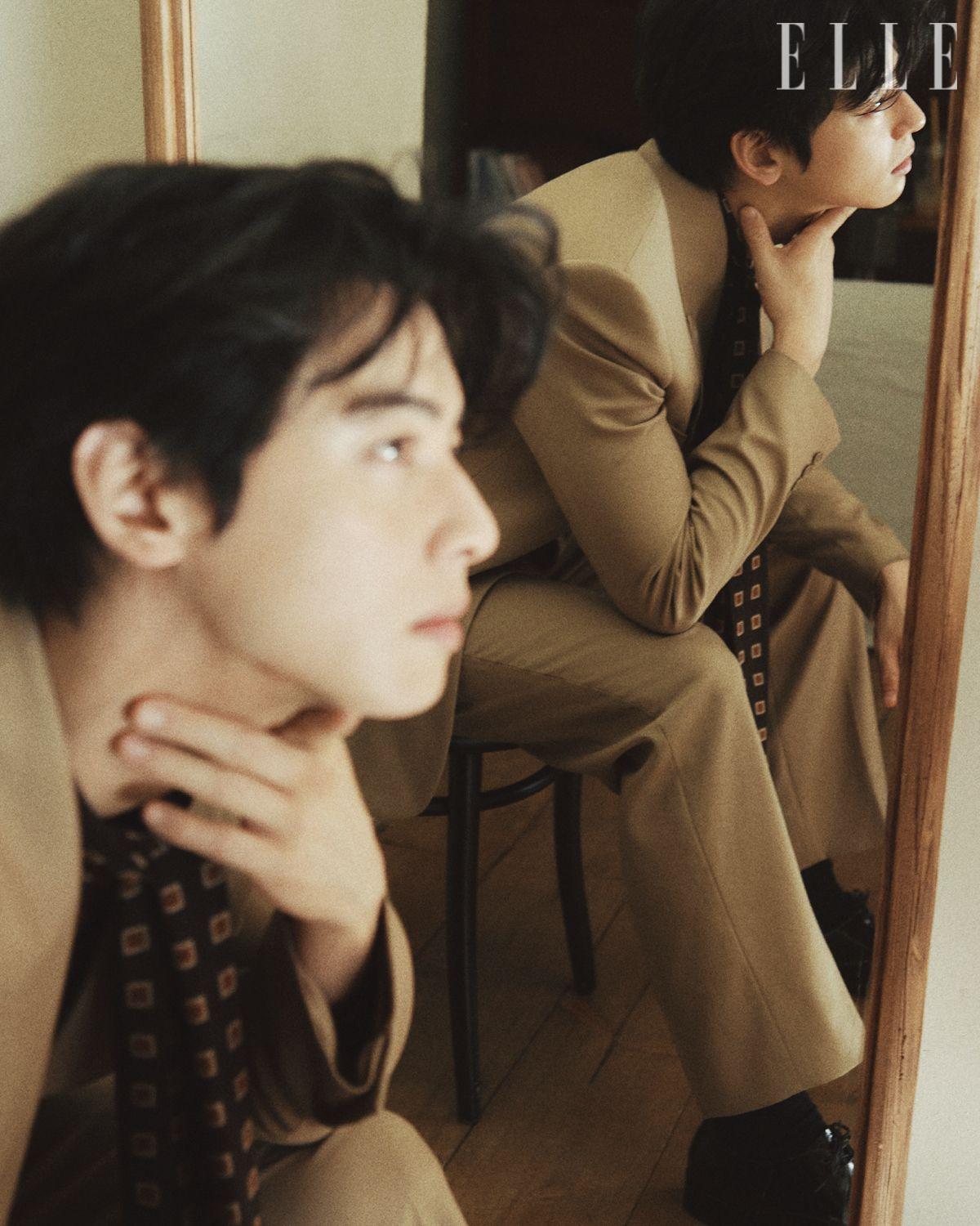 울 개버딘 재킷과 스퀘어 울 에타민 셔츠, 울 개버딘 하이웨이스트 팬츠, 스퀘어 울 라발리에르 장식, 더비 슈즈는 모두 Saint Laurent by Anthony Vaccarello.