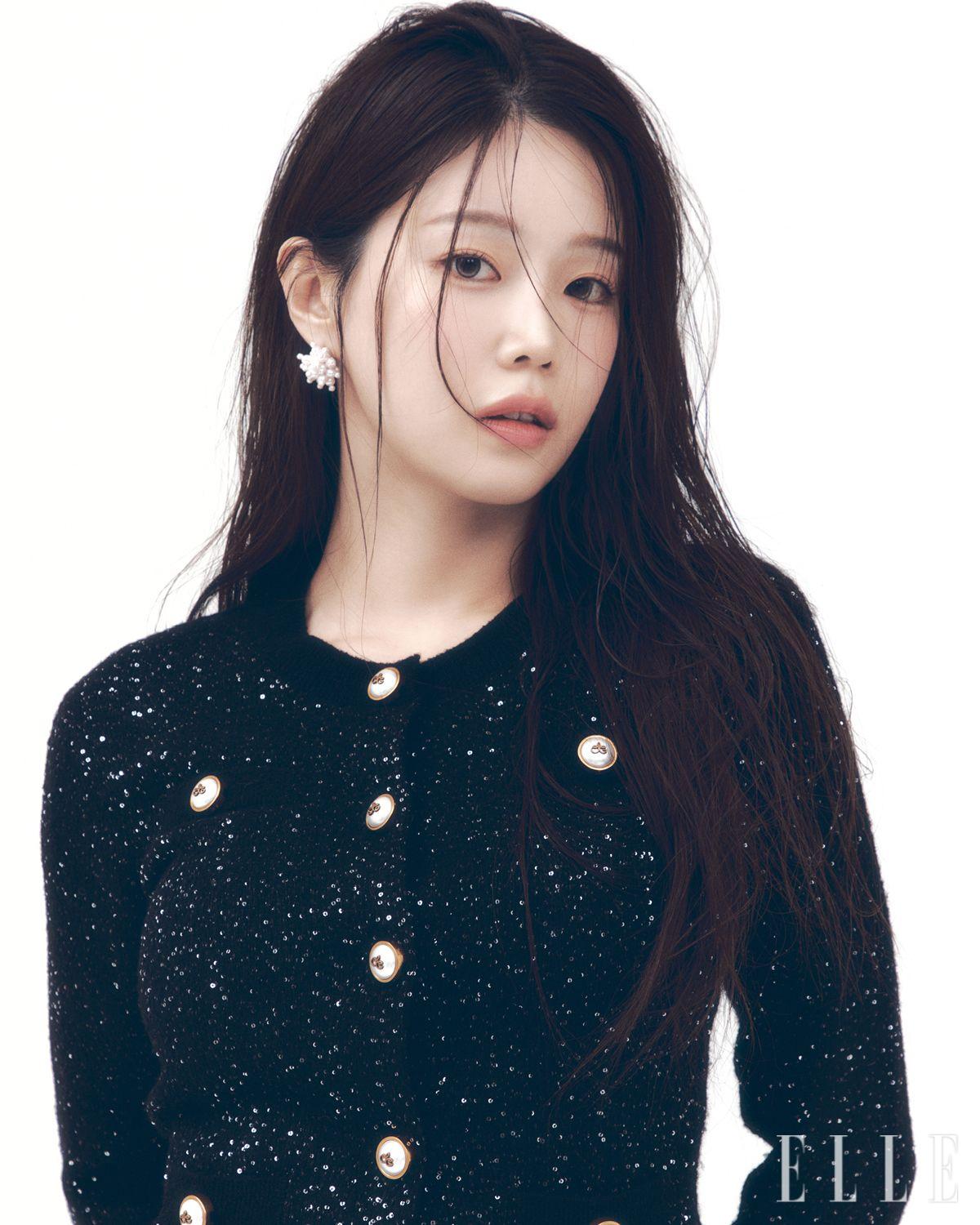 아린이 입은 카디건은 Ora Genesis.