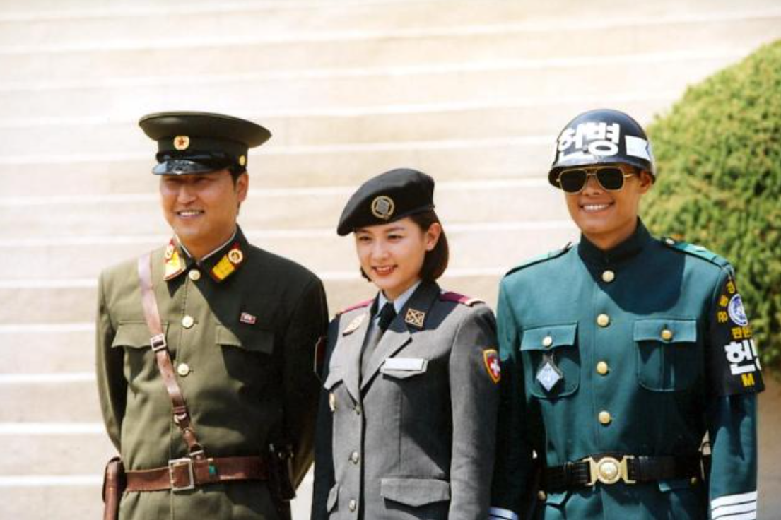북한군, 중립국 법무관, 남한군이 한 프레임에 담겼다. 이념과 인간성에 대해 이야기했던 영화 <공동경비구역 JSA>