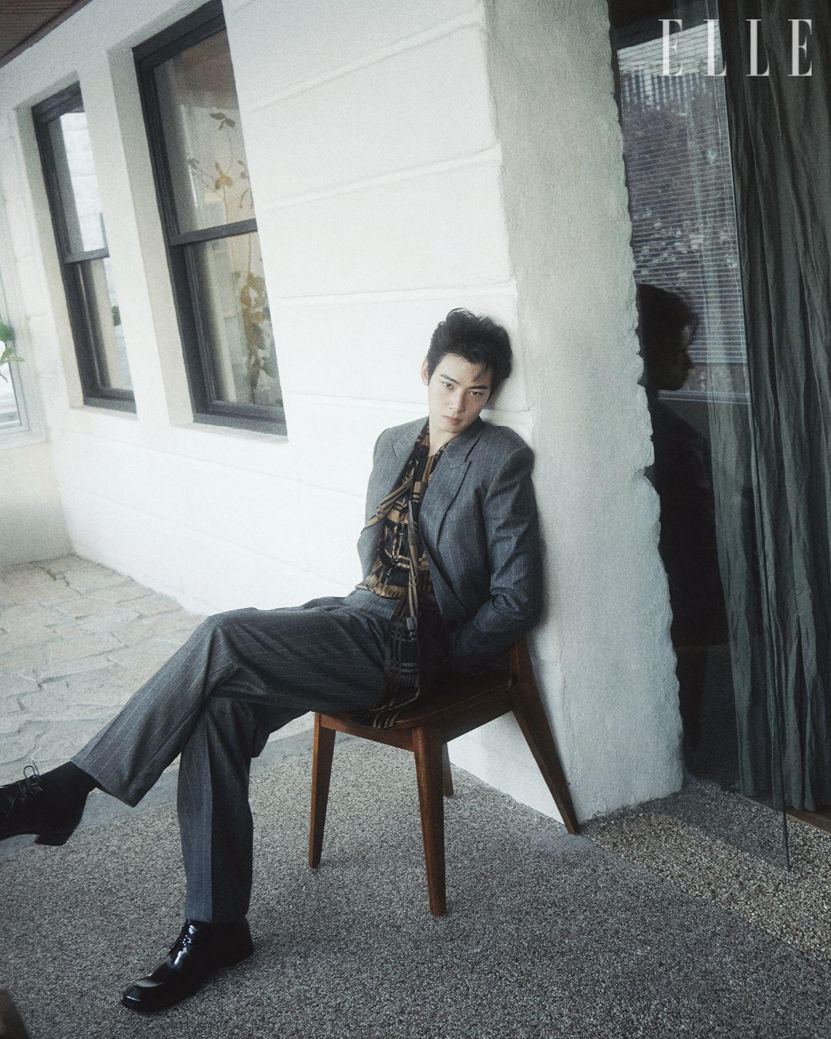 울 개버딘 재킷과 실크 셔츠, 울 하이웨이스트 팬츠, 울 라발리에르, 더비 슈즈는 모두 Saint Laurent by Anthony Vaccarello.