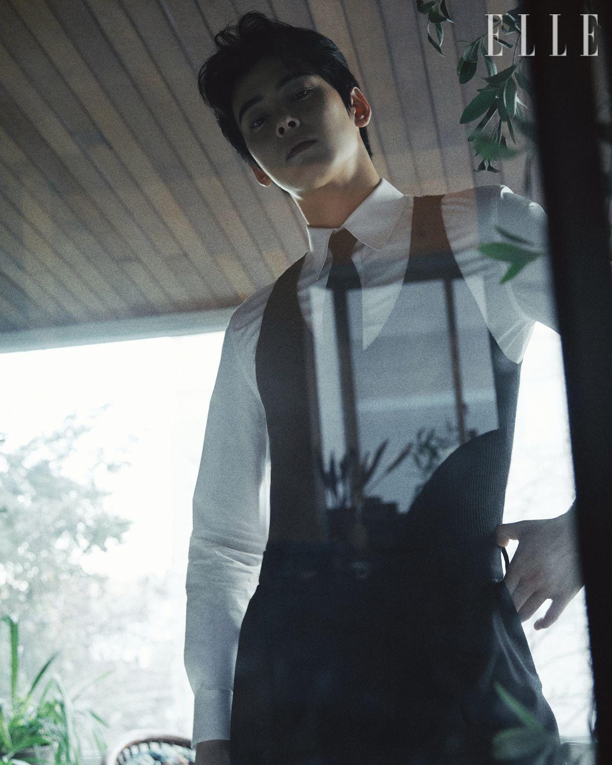 니트 탱크톱과 포플린 셔츠, 캐시미어 배기 팬츠, 실크 타이는 모두 Saint Laurent by Anthony Vaccarello.