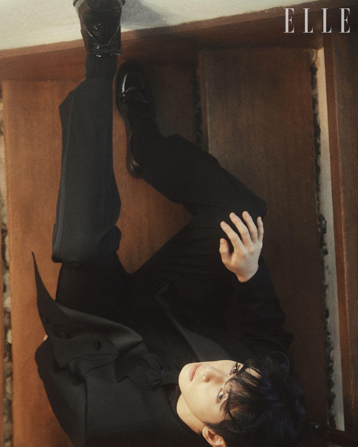블랙 턱시도 재킷과 실크 셔츠, 와이드 레그 턱시도 팬츠, 더비 슈즈는 모두 Saint Laurent by Anthony Vaccarello.