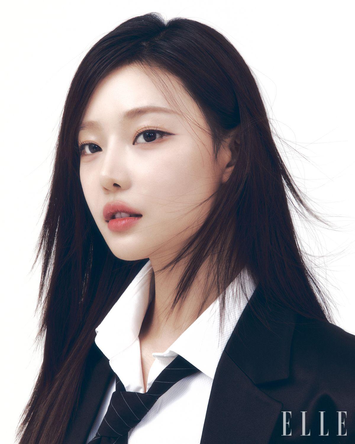 시안이 입은 브레스티드 재킷은 Eenk. 셔츠와 타이는 모두 스타일리스트 소장품.