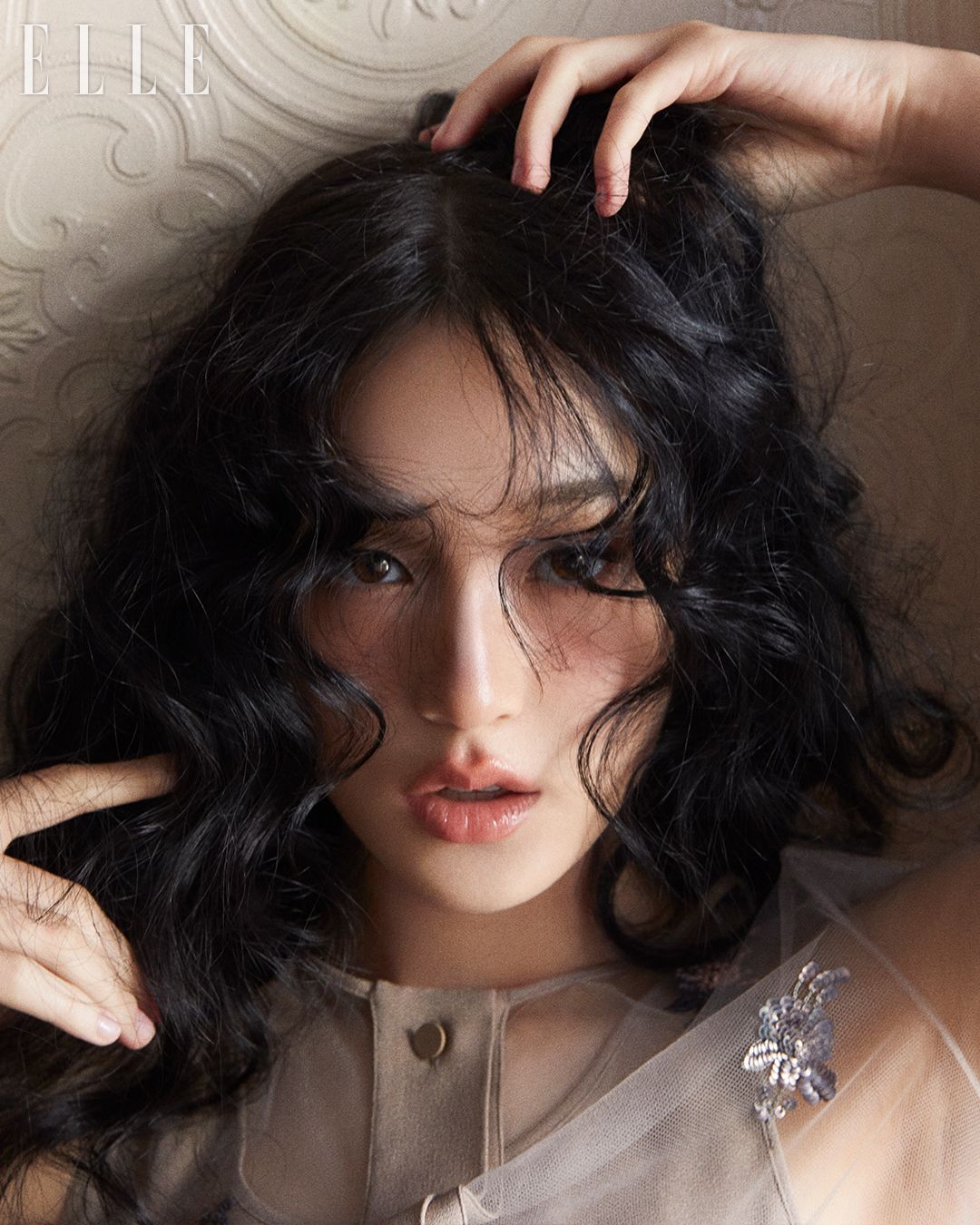 시퀸 장식의 베이지 컬러 튤 드레스는 Fendi.