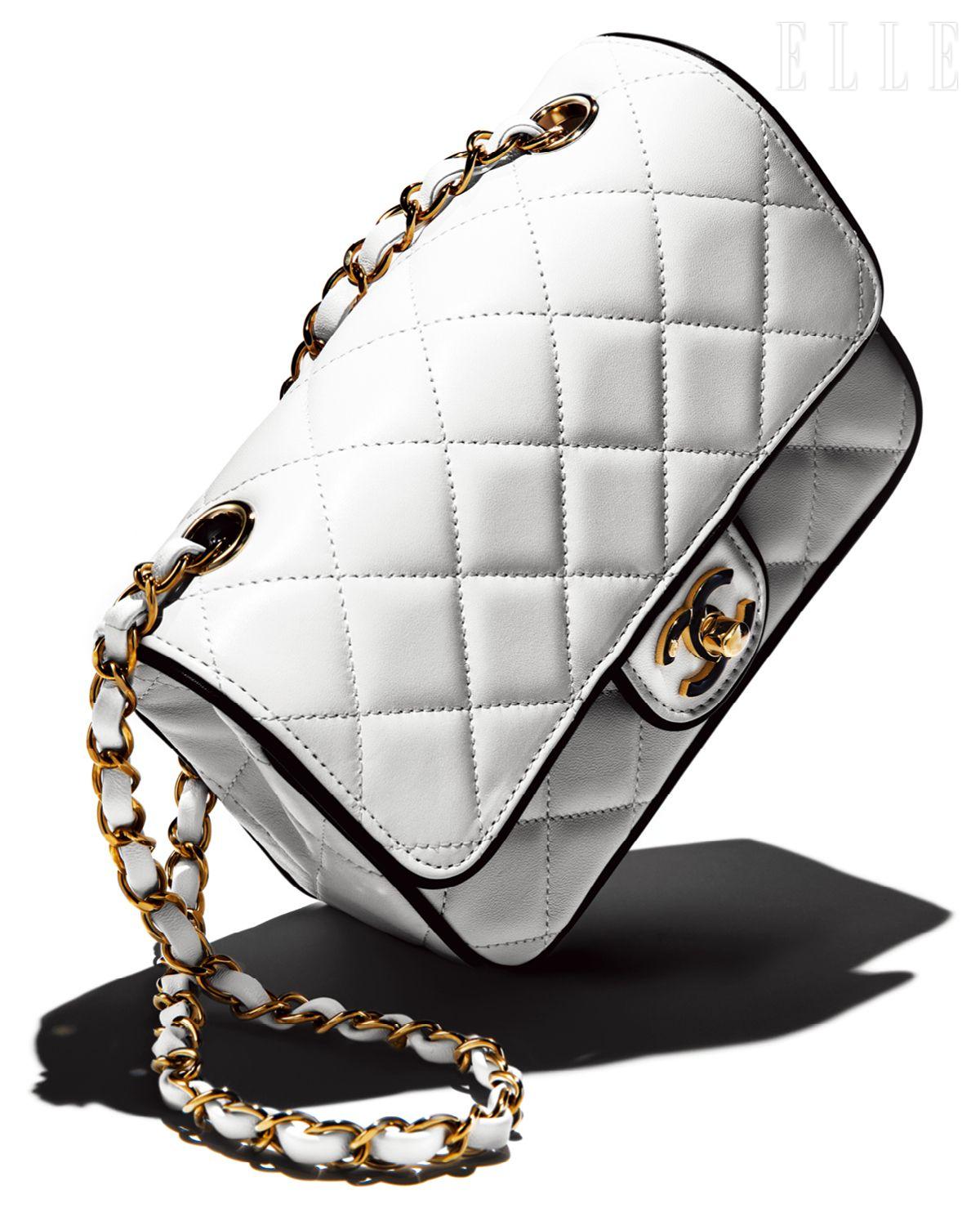 블랙 라이닝으로 포인트를 준 클래식 플랩 백은 가격 미정, Chanel.