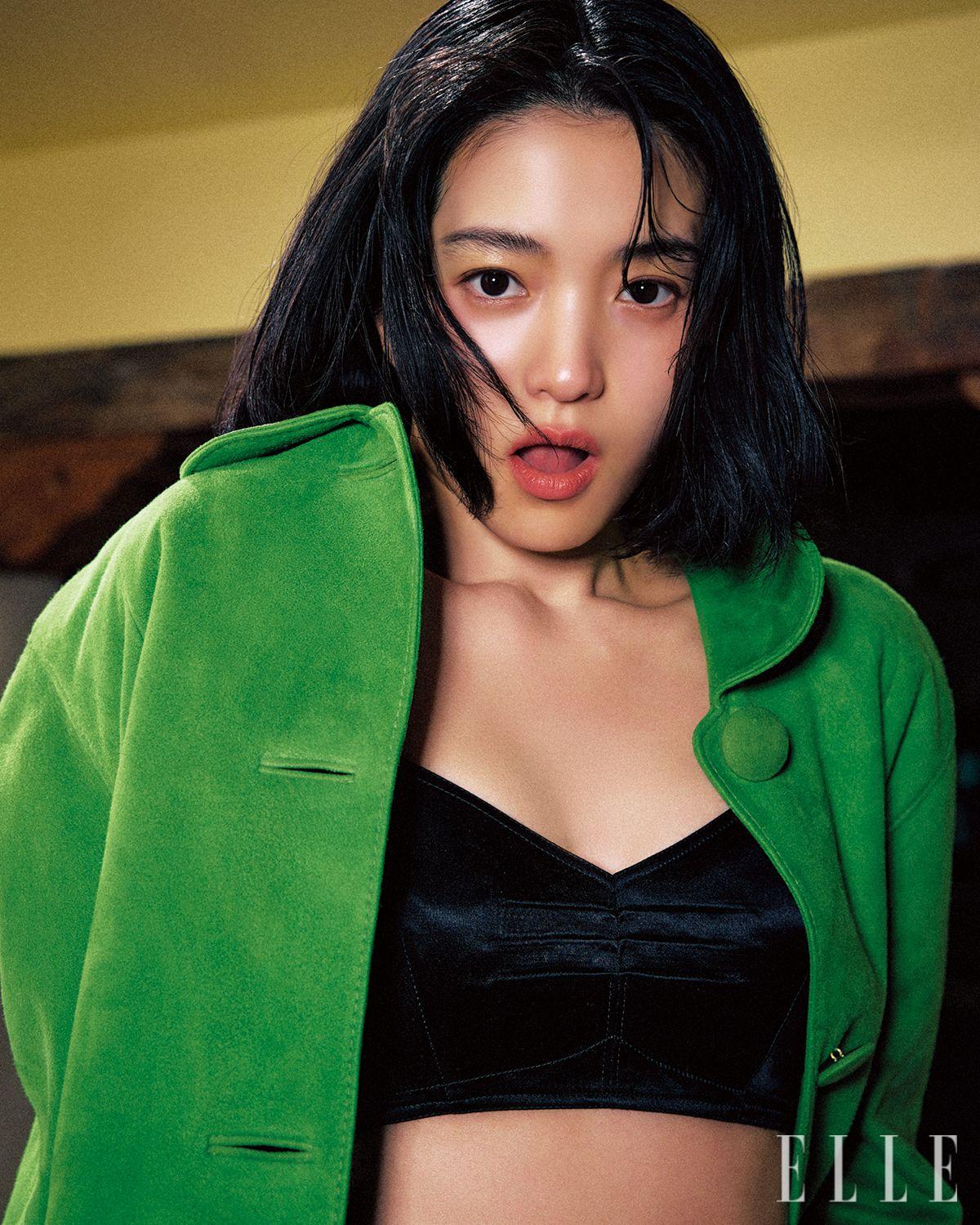 그린 스웨이드 재킷과 블랙 새틴 브라톱은 모두 Prada.