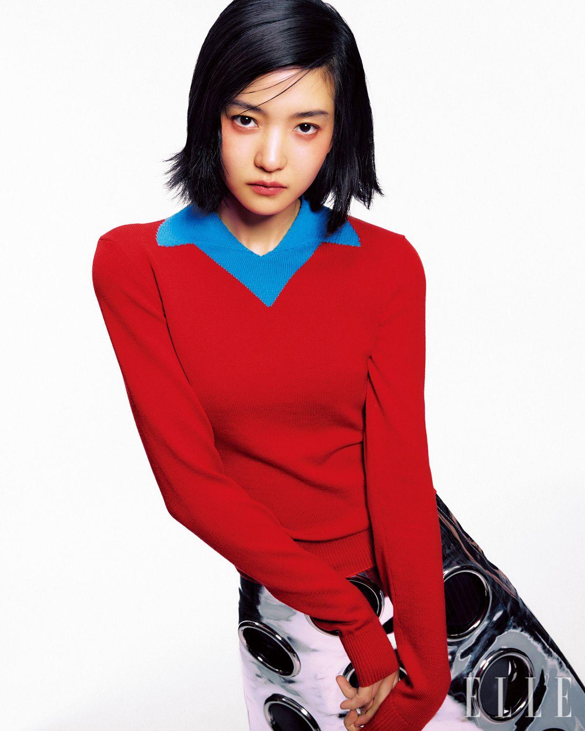칼라 디테일의 배색 울 스웨터와 실버 레더 스커트, 브리프는 모두 Prada.