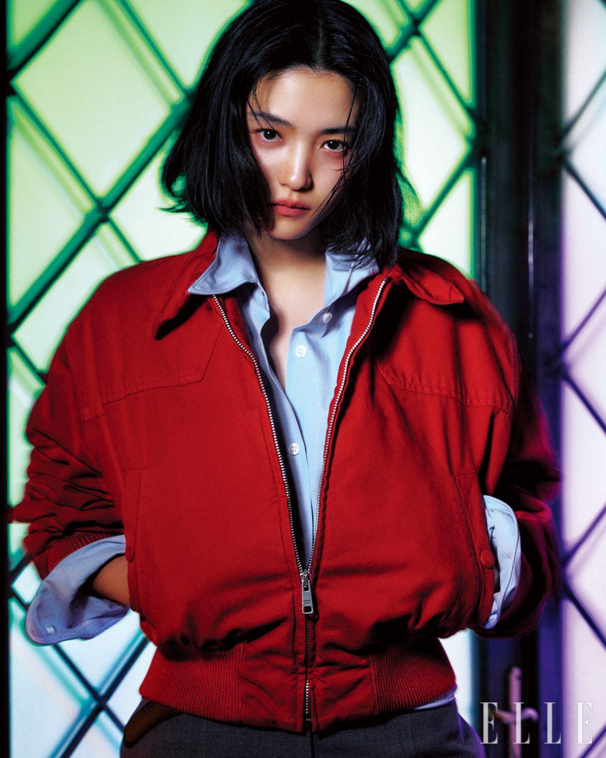 레드 캔버스 재킷과 와이어 디테일의 셔츠, 벨트를 프린트한 팬츠는 모두 Prada.