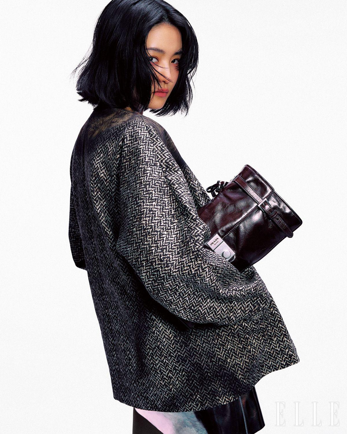 퍼 칼라 모티프를 프린트한 재킷과 메탈릭 실버 미니스커트, 다크 브라운 레더 토트백은 모두 Prada.