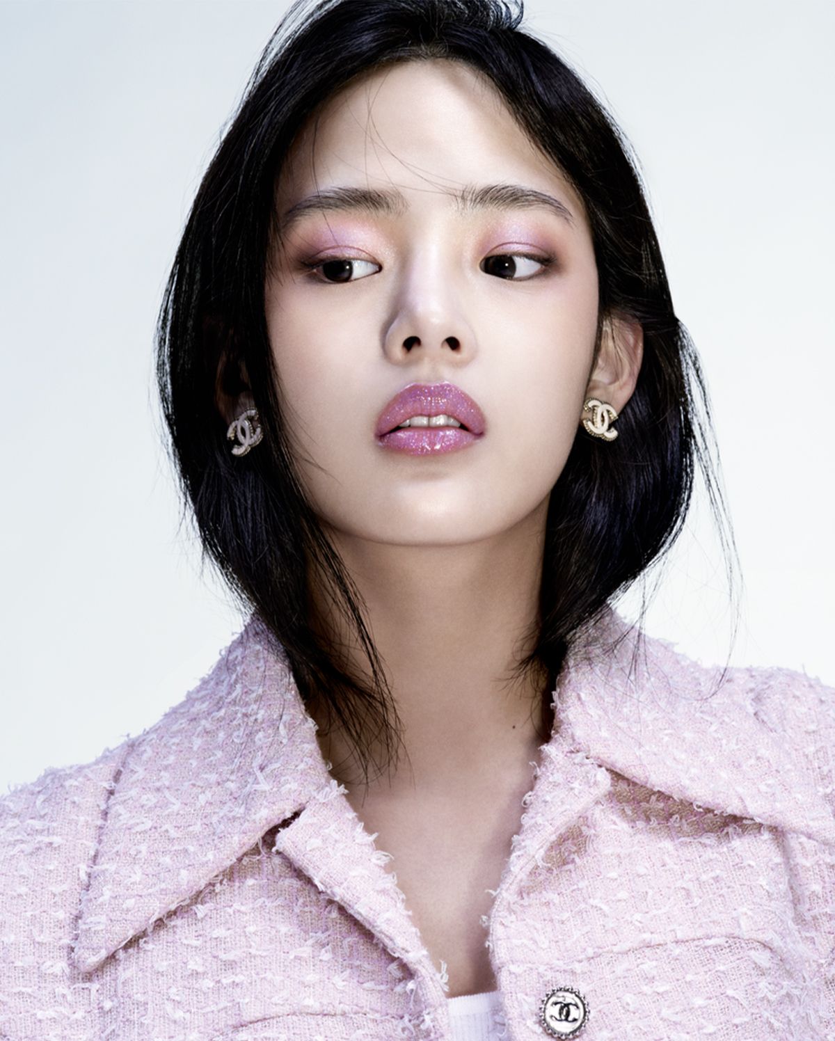 ‘2025 까멜리아 퓨투라 메이크업 컬렉션’으로 완성한 민지의 로맨틱한 메이크업 룩.