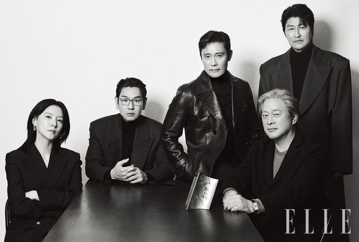 이날의 만남은 한국 콘텐츠 산업 전반에 넓고 깊은 영향력을 행사해 온 CJ ENM의 창립 30주년 기념 ‘비저너리 선정작’ 영화 부문에 <공동경비구역 JSA>가 이름을 올린 것을 축하하며 성사됐다. 박찬욱 감독 앞에 놓인 비저너리 트로피.