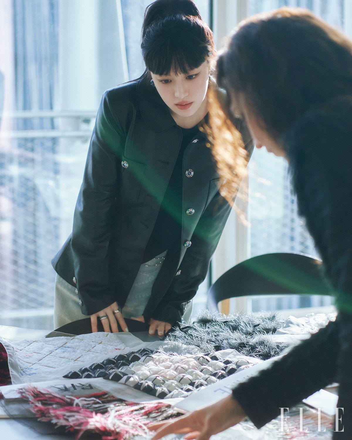 샤넬의 공방 Le19M에서 각종 깃털과 꽃 장식을 만드는 르 마리에를 찾은 배우 고윤정.