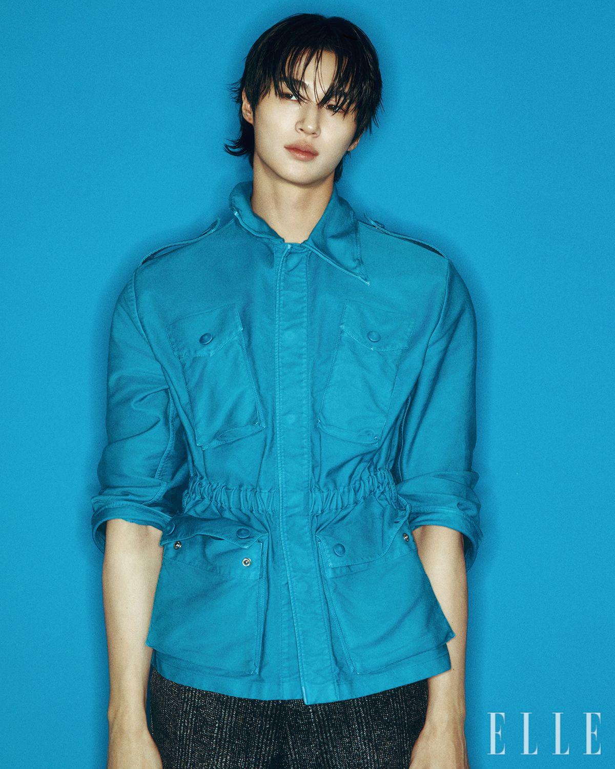 터쿠아즈 코튼 사파리 재킷과 트위드 패턴을 프린트한 팬츠는 모두 Prada.